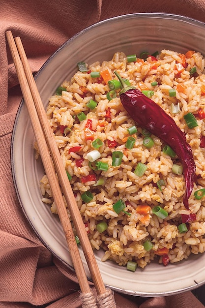 Arroz frito con verduras y huevo cocina china casera sin gente