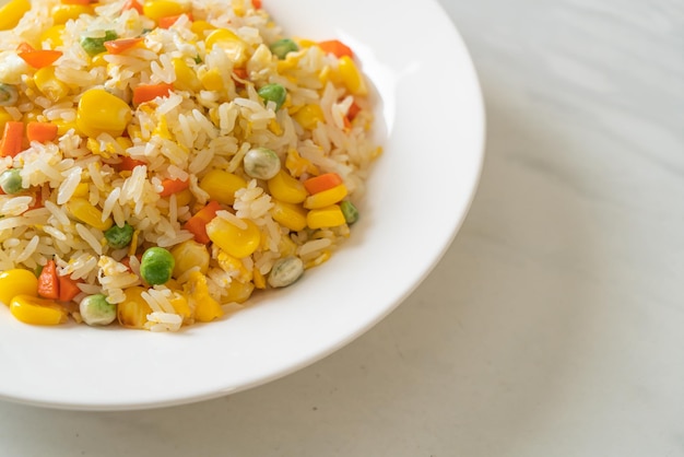 Arroz frito con verduras mixtas zanahoria judías verdes guisantes maíz y huevo