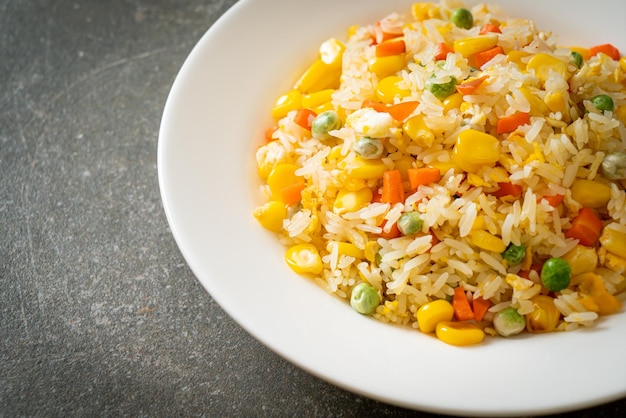 Arroz frito con verduras mixtas zanahoria judías verdes guisantes maíz y huevo