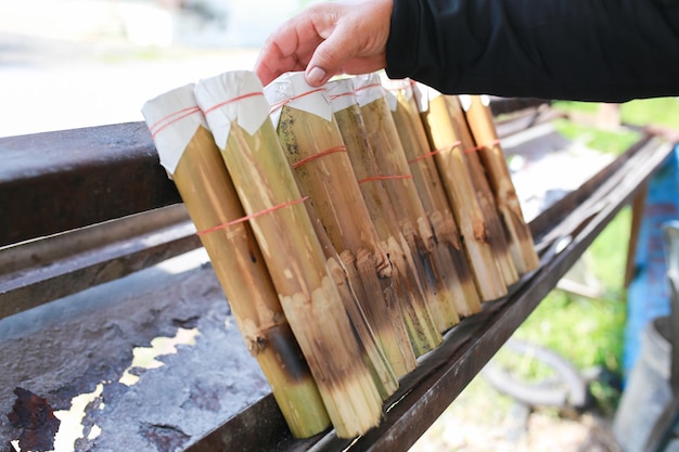 Arroz glutinoso assado em juntas de bambu, sobremesa tailandesa.