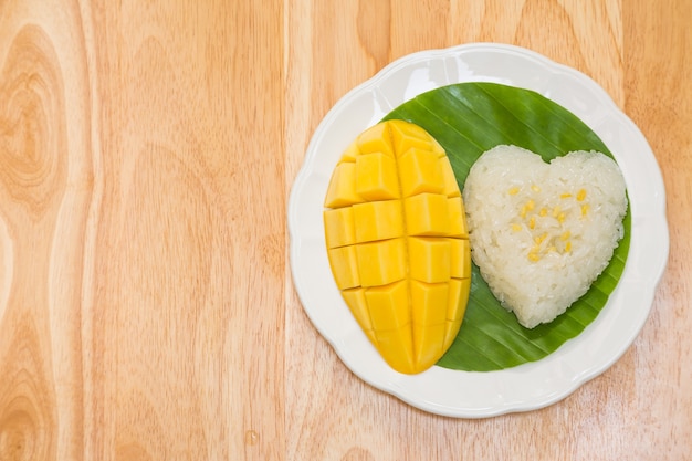 Foto arroz glutinoso comido con mangos