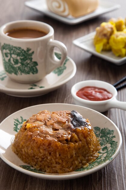 Arroz glutinoso cozido no vapor Dim Sum Loh Mai Kai com cogumelos de frango e salsicha