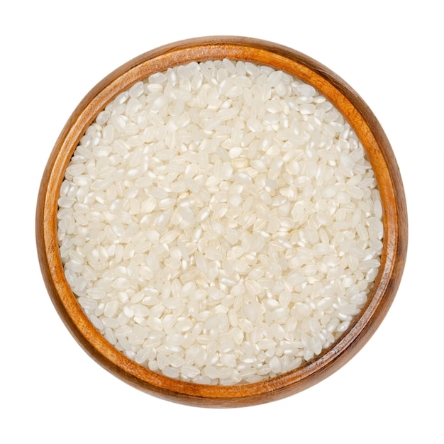 Arroz de grano corto en cuenco de madera