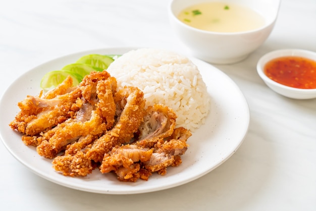 Arroz Hainanês de frango com frango frito ou arroz de canja de frango no vapor com frango frito