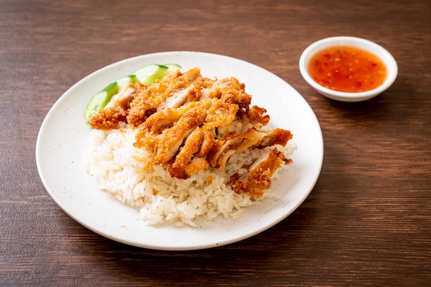 Arroz Hainanês de frango com frango frito ou arroz de canja de frango no vapor com frango frito