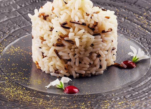 Arroz hervido con hierbas en placa