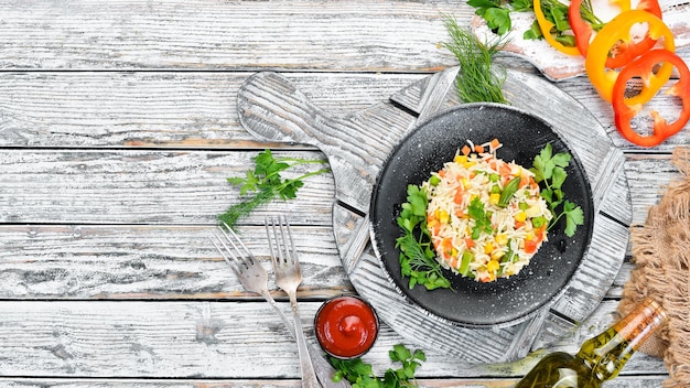 Arroz hervido y risotto de verduras en un plato negro Vista superior Espacio de copia libre