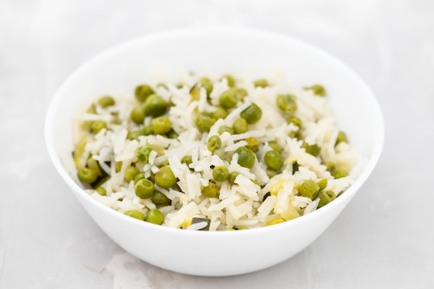 Arroz hervido con verduras en el plato.