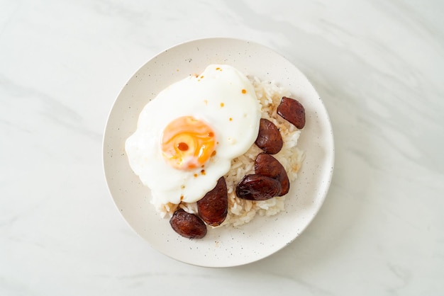 Arroz con huevo frito y salchicha china - Comida casera al estilo asiático