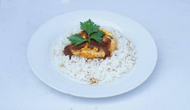 Arroz con huevo en un plato blanco