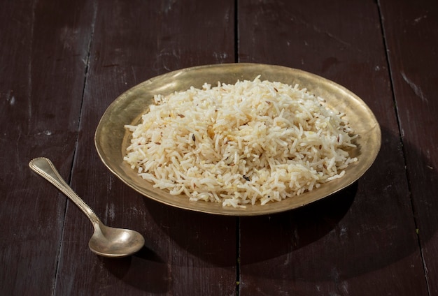 Arroz indiano com cominho ou arroz Jeera em fundo de madeira