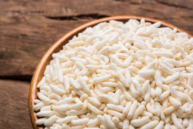 Arroz inflado indio o murmullo en bolsa de yute o tela, aislado sobre fondo blanco.