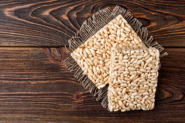 Arroz inflado en madera oscura