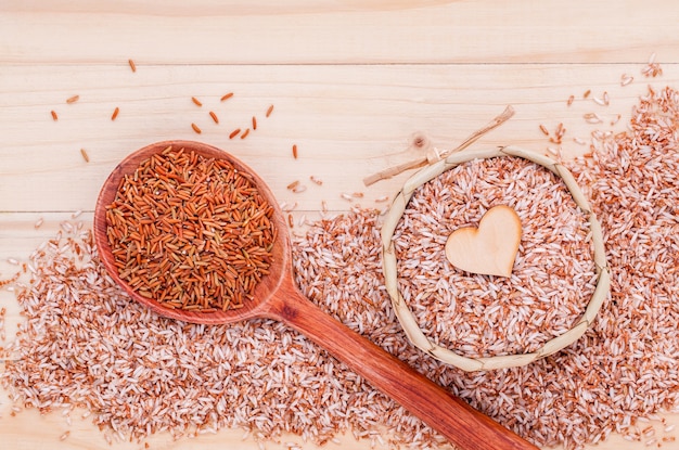 Arroz integral para la comida sana y limpia en fondo de madera.