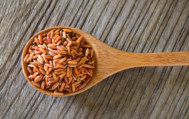 Arroz integral en cuchara de madera sobre mesa