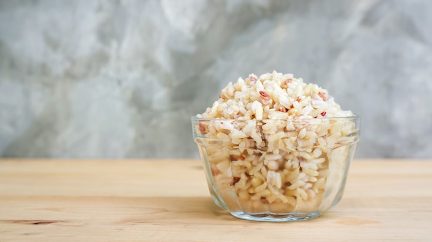 Arroz integral em uma mesa de madeira.