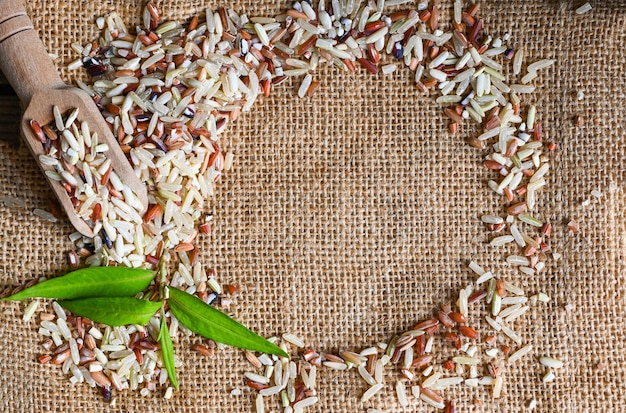 Arroz integral en el fondo del saco crudo varios colores de arroz arroz tailandés mezclado para cocinar alimentos Arroz Loonzain marrón negro rojo blanco púrpura alimentos saludables