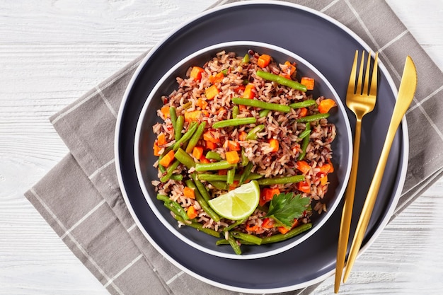 Arroz integral frito com feijão verde e cenoura