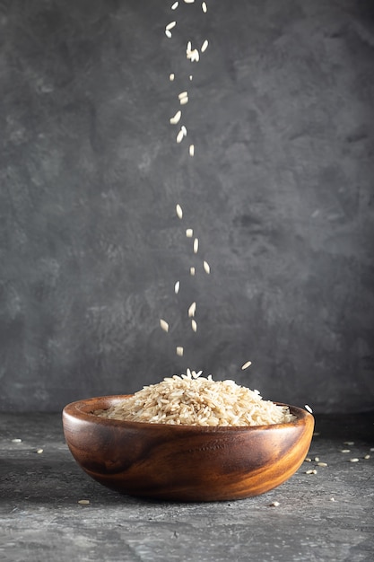 arroz integral orgânico cru em um prato de madeira