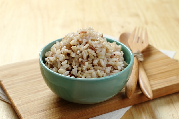 Arroz integral en plato de madera