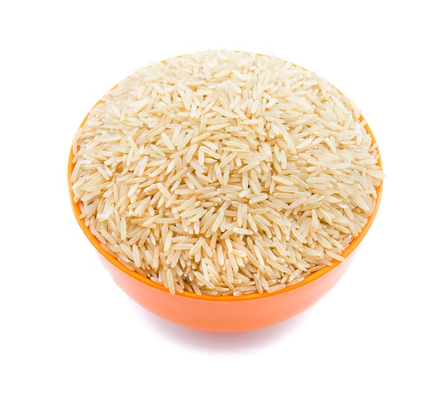 Arroz integral saludable sobre fondo blanco