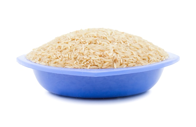 Arroz integral saludable sobre fondo blanco