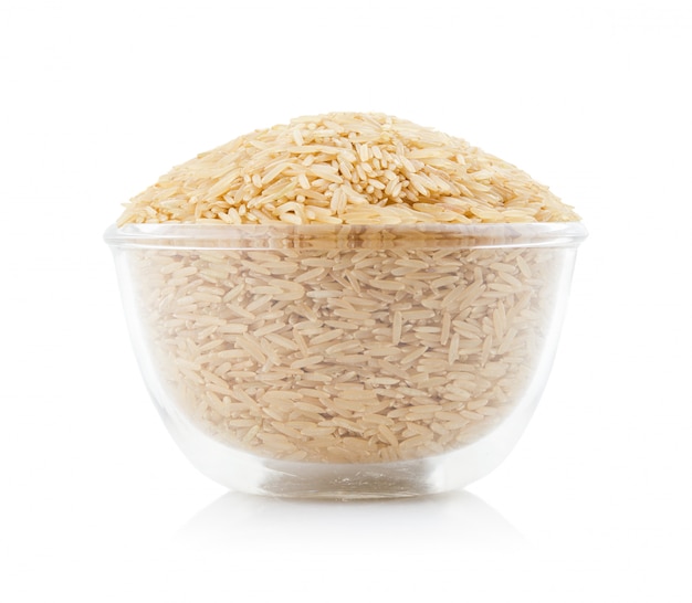 Arroz integral saludable sobre fondo blanco