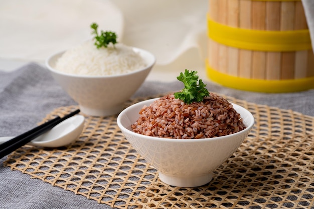 ARROZ INTEGRAL SAUDÁVEL com pauzinhos servidos em prato isolado na mesa vista superior da comida de singapura