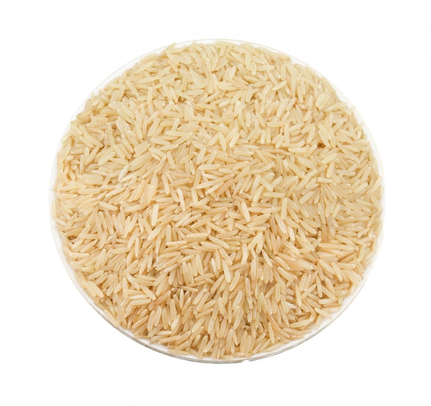 Arroz integral saudável no fundo branco