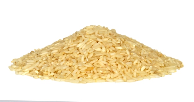 Arroz integral seco em uma pequena pilha isolada em um fundo branco