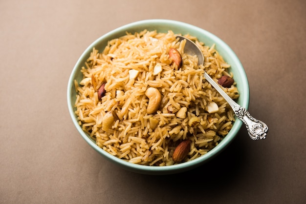 Arroz Jaggery tradicional o Gur wale chawal en hindi, servido en un tazón con cuchara. enfoque selectivo