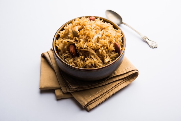 Arroz Jaggery tradicional ou Gur wale chawal em hindi, servido em uma tigela com colher. foco seletivo