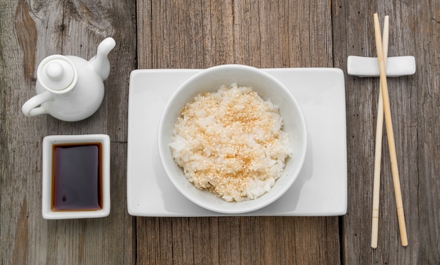 Arroz de Japón y semillas de sésamo negro con palillos