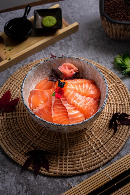 Arroz japonês coberto com salmão