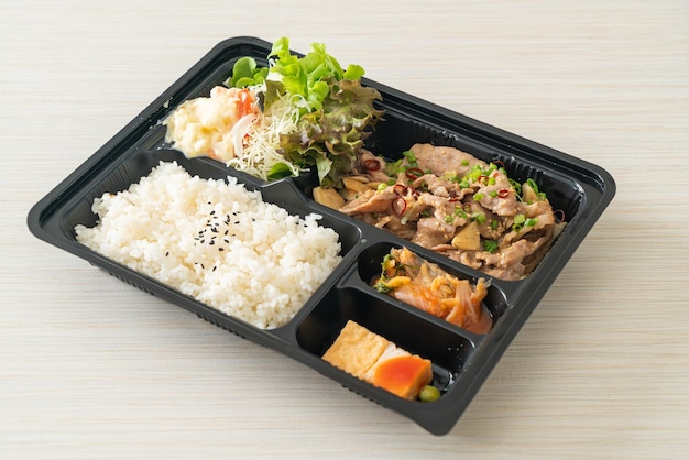 Arroz japonês com carne de porco yaki bento conjunto estilo de comida japonesa