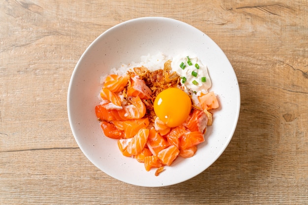 Arroz japonês com salmão fresco cru e ovo em conserva - comida asiática