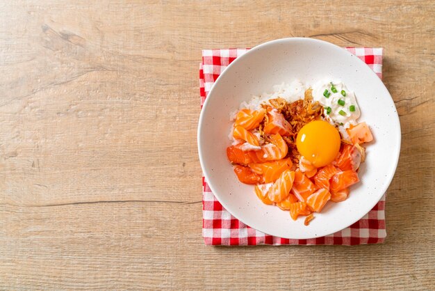 Arroz japonês com salmão fresco cru e ovo em conserva - comida asiática