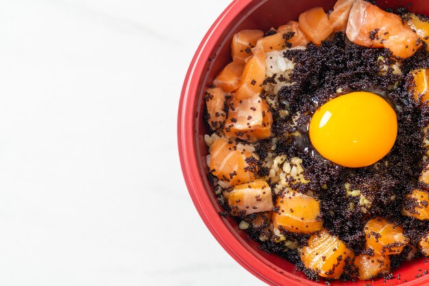 Arroz Japonês com Salmão Fresco Cru, Tobiko e Ovo (Salmon Don) - Comida Japonesa