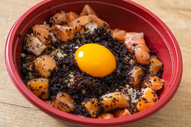 Arroz Japonês com Salmão Fresco Cru, Tobiko e Ovo (Salmon Don)