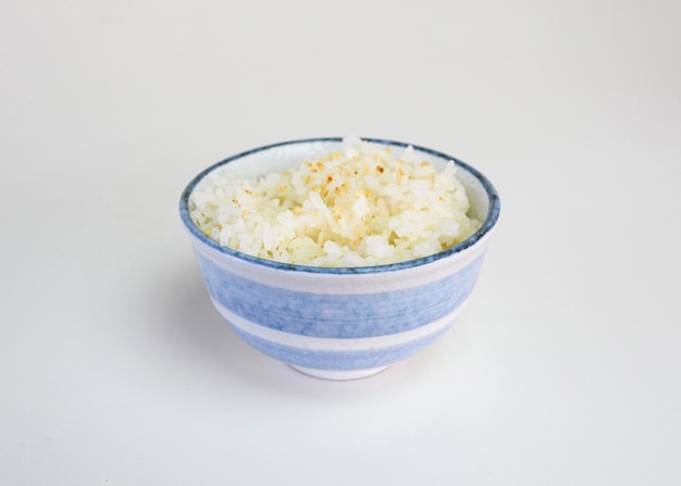 Arroz japonês maduro com gergelim em copo de cerâmica