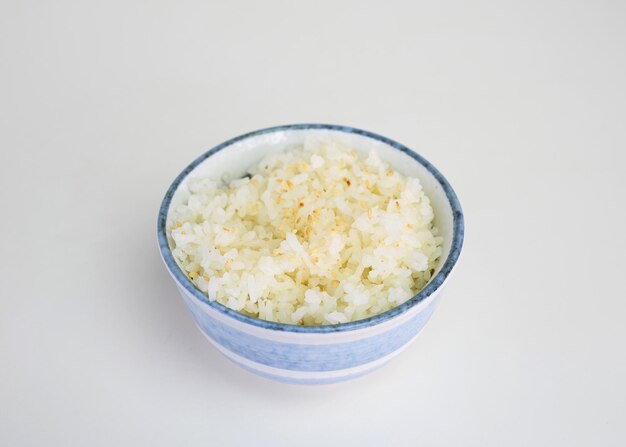 Arroz japonés maduro con sésamo en taza de cerámica