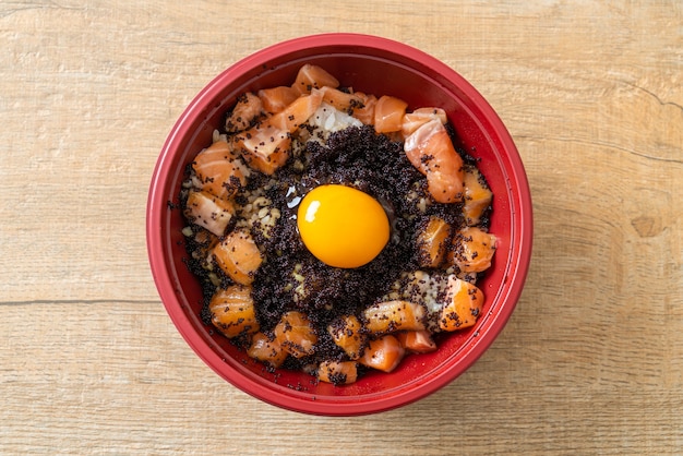 Arroz Japonés con Salmón Fresco Crudo, Tobiko y Huevo (Don de Salmón) - Estilo de comida japonesa