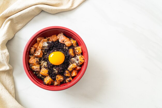 Arroz Japonés con Salmón Fresco Crudo, Tobiko y Huevo (Don de Salmón) - Estilo de comida japonesa