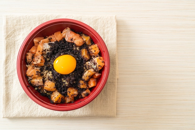 Arroz Japonés con Salmón Fresco Crudo, Tobiko y Huevo (Don de Salmón) - Estilo de comida japonesa