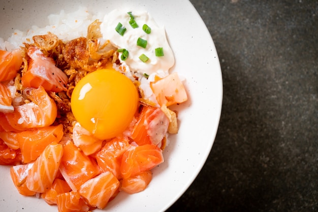 Arroz japonés con salmón fresco huevo crudo y en escabeche - estilo de comida asiática