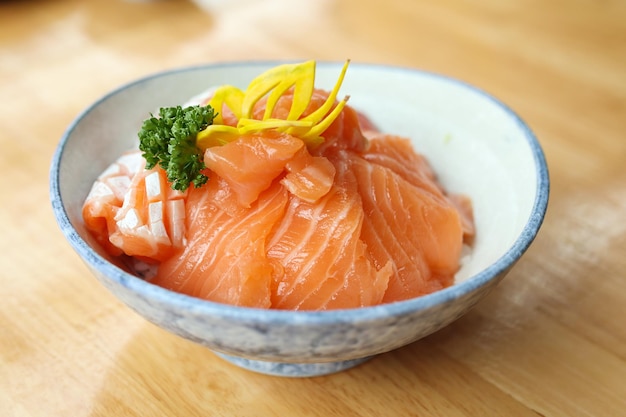 Arroz japonés con sashimi de rodajas de salmón fresco