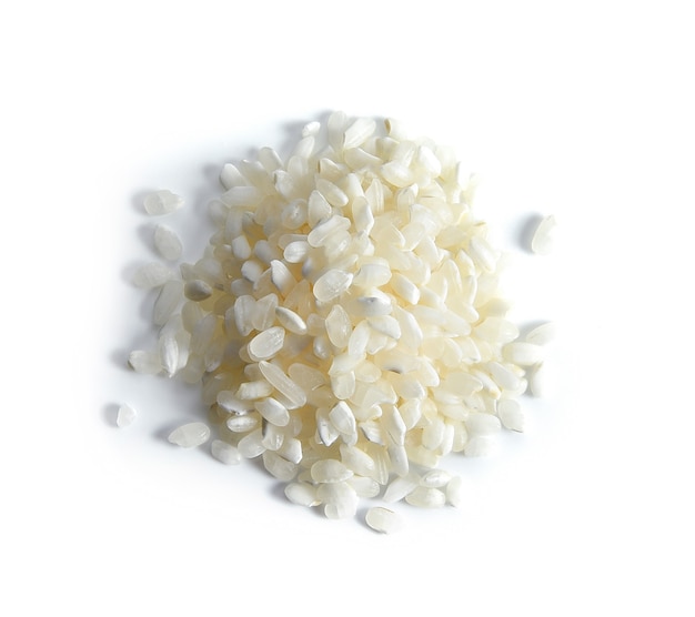 Arroz japonês seco isolado no branco