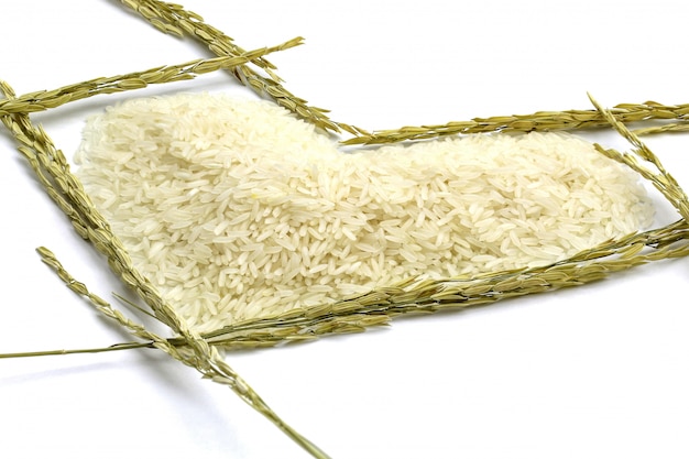 Arroz jasmne em forma de coração isolado no branco