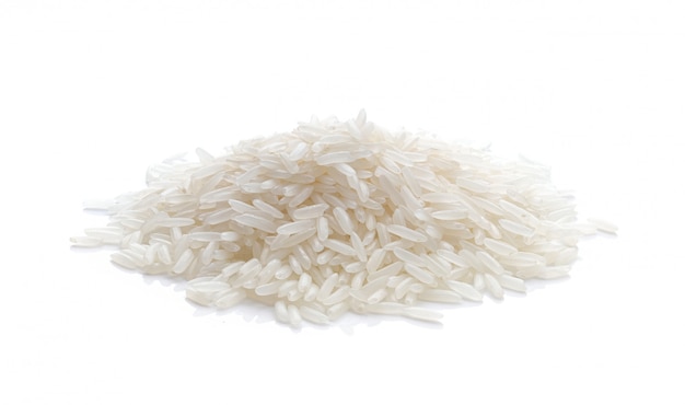 Arroz de jazmín blanco seco en un blanco