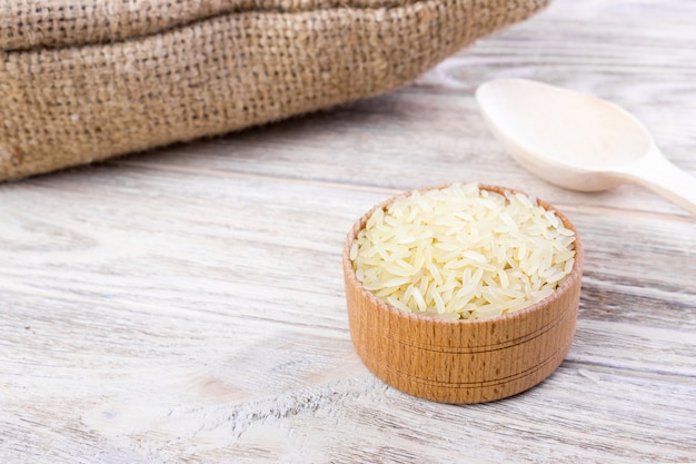 Arroz jazmín en un bol sobre fondo de madera